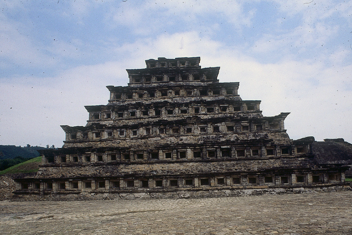 PIRAMIDE DE LOS NICHOS