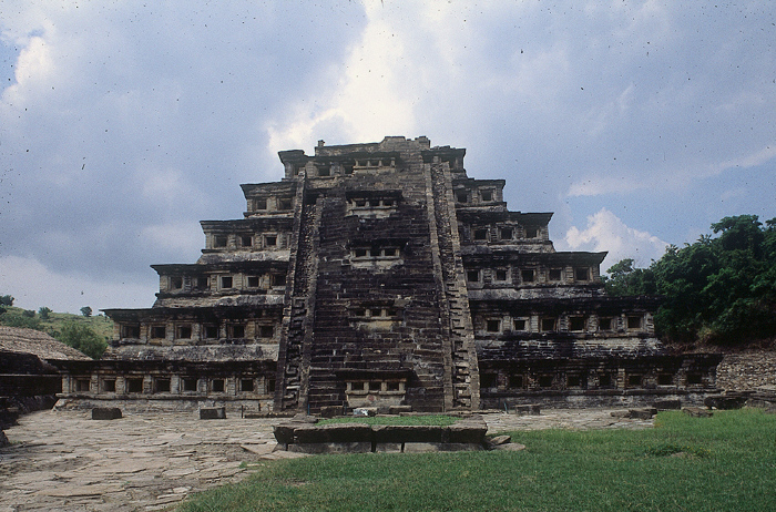 PIRAMIDE DE LOS NICHOS