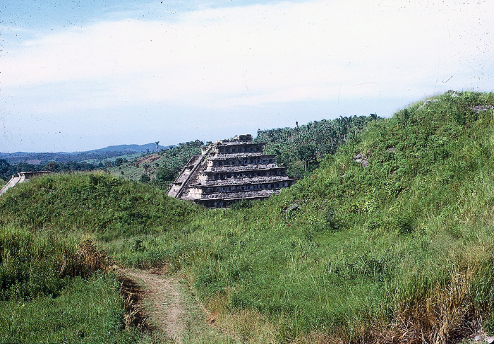 PIRAMIDE DE LOS NICHOS