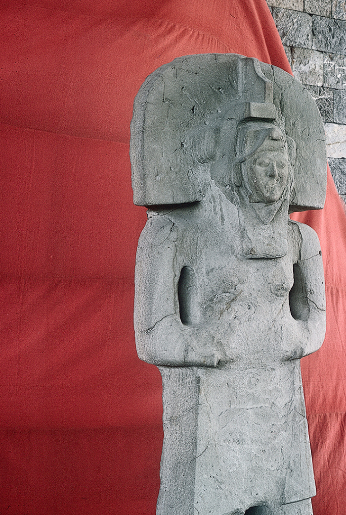 ESCULTURA ANTROPOMORFA FEMENINA