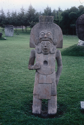 ESCULTURA ANTROPOMORFA MASCULINA