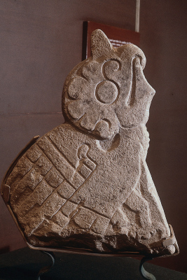 LAPIDA CON RELIEVE