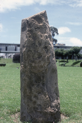 LAPIDA CON RELIEVE