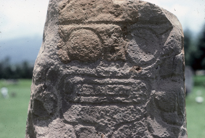 LAPIDA CON RELIEVE