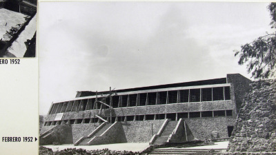 Frontón cerrado