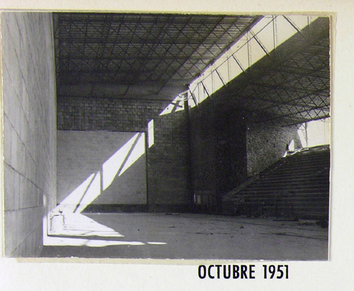 Frontón cerrado