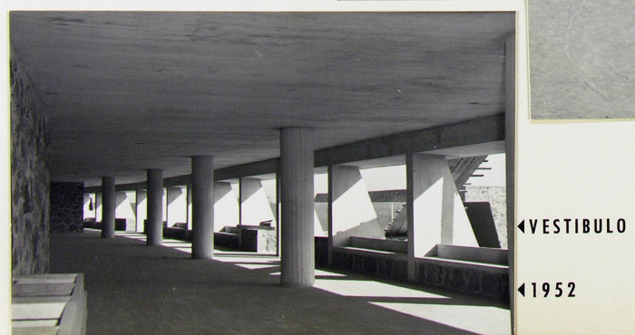 Frontón cerrado