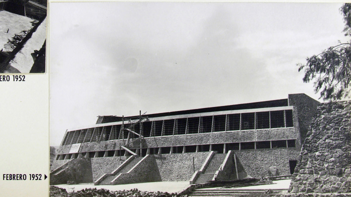 Frontón cerrado