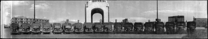 Camiones del ejército adelante del Monumento a la Revolución