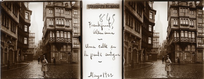Artemio de Valle Arizpe en una calle del Casco antiguo de Frankfurt, Alemania