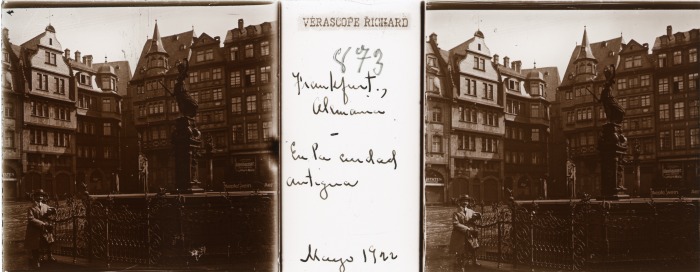Artemio de Valle Arizpe a un costado de la Fuente de la Justicia en la plaza  Römerberg, Frankfurt