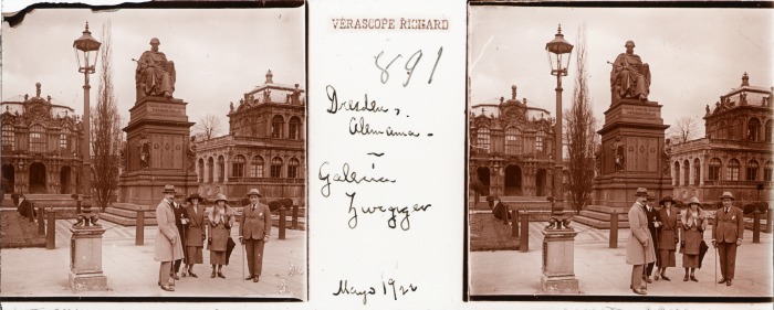 Artemio de Valle Arizpe con otras personas frente al monumento a Federico Augusto I en Dresden, Alemania