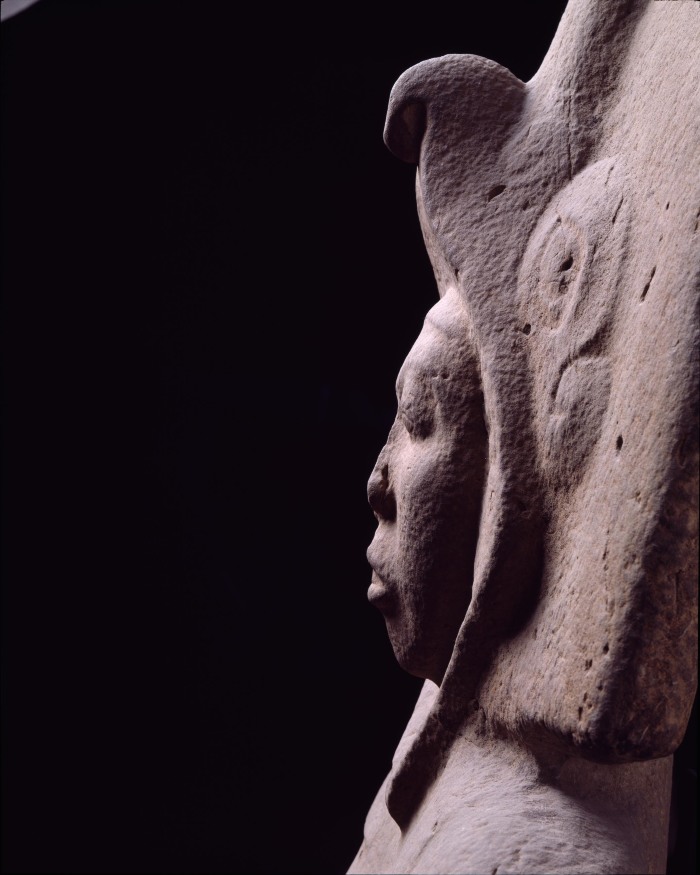Escultura de mujer con tocado con forma de ave