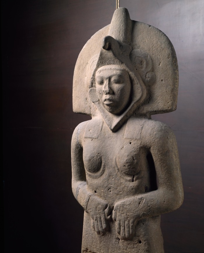 Escultura de mujer con tocado con forma de ave