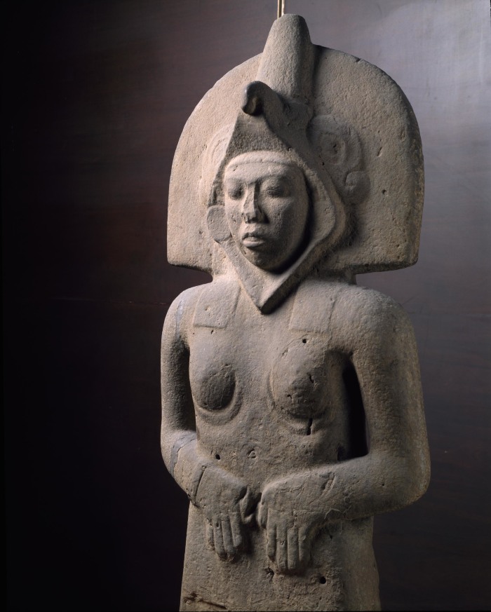 Escultura de mujer con tocado con forma de ave