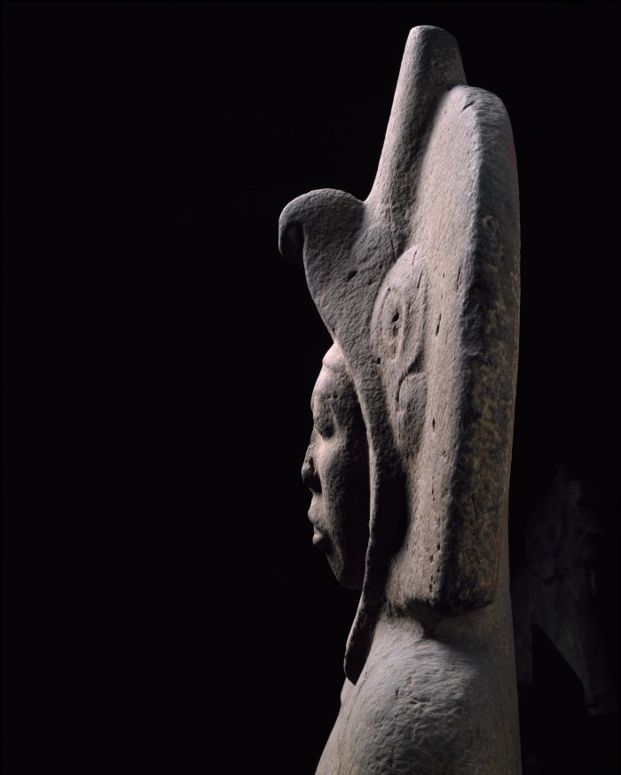 Escultura de mujer con tocado con forma de ave