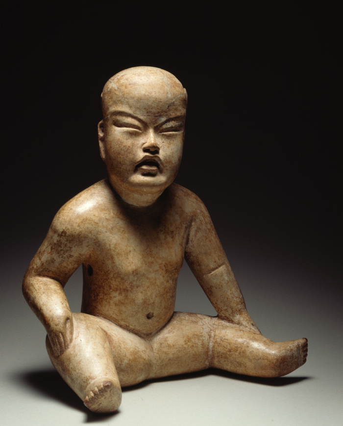 Figura sentada ahuecada con las piernas extendidas