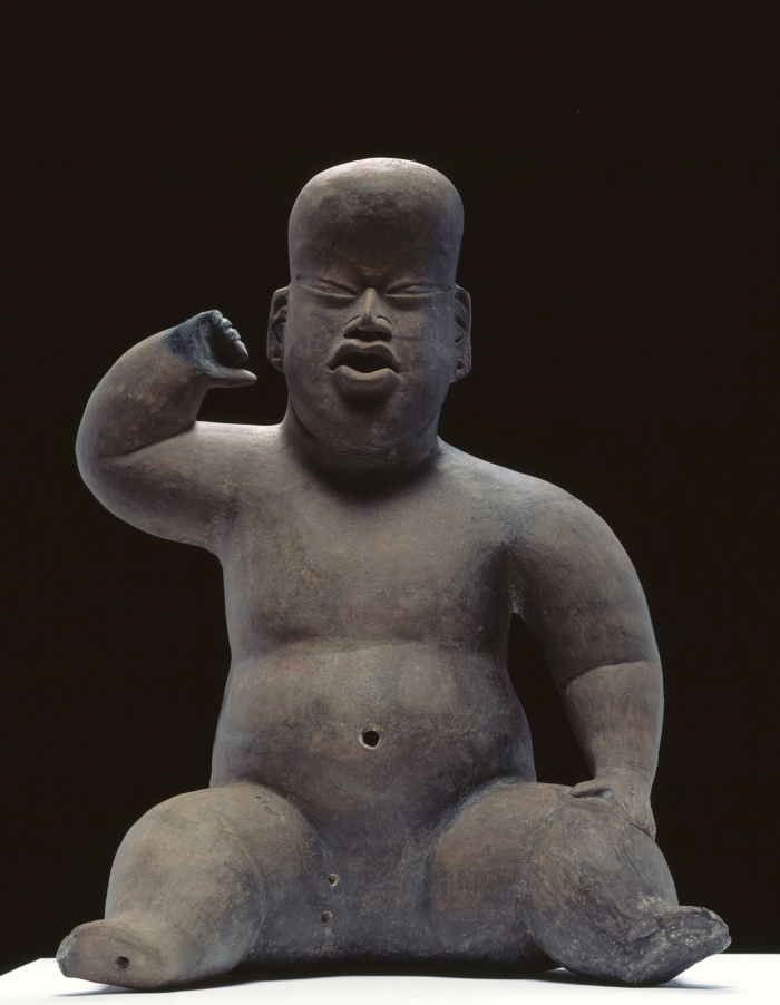 Figura hueca sentada con brazo levantado