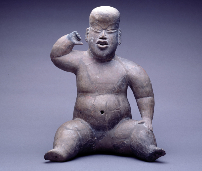 Figura hueca sentada con brazo levantado