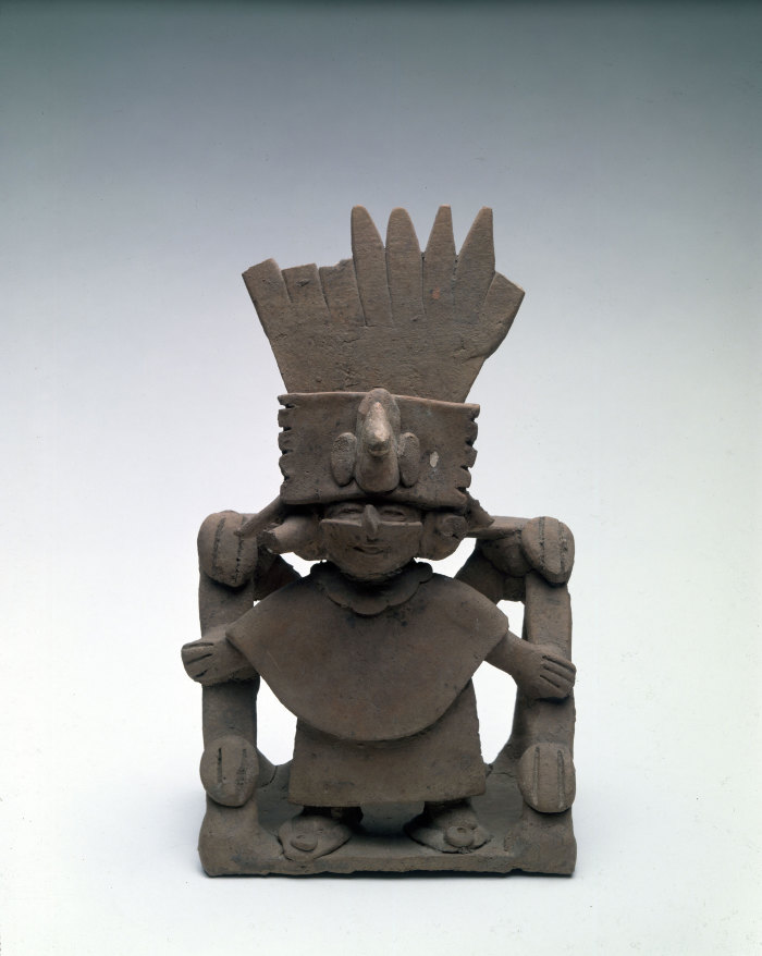 figurilla en columpio con máscara