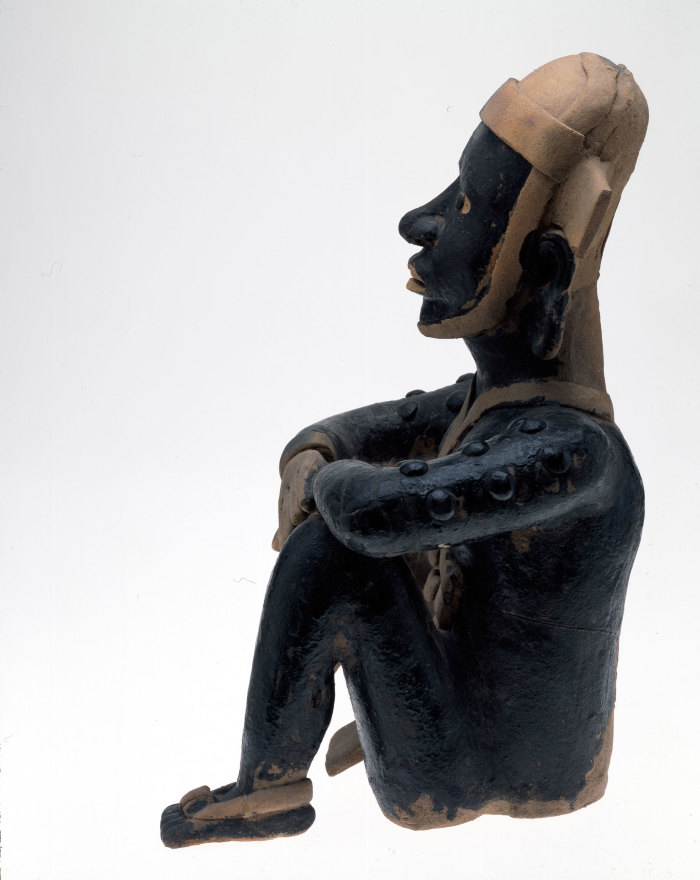 Escultura masculina sedente