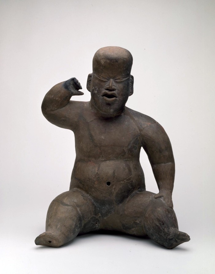 Figura hueca sentada con brazo levantado