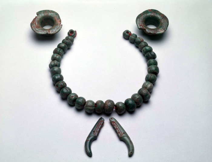Conjunto de joyas: orejeras, collar y adornos provenientes de La Venta, Tabasco