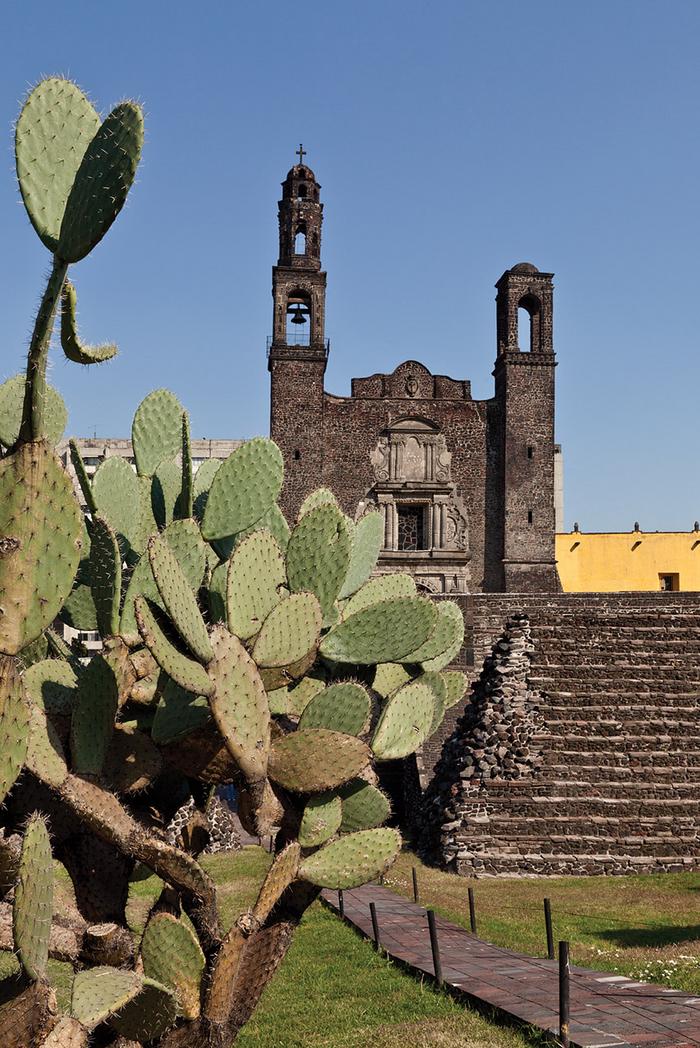 Fachadas principales de la etapa IV del templo mayor de Tlatelolco y la Parroquia de Santiago Apóstol de Tlatelolco