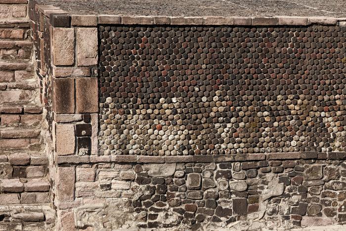 Detalle de dado central de escalinata del Gran Basamento de Tlatelolco