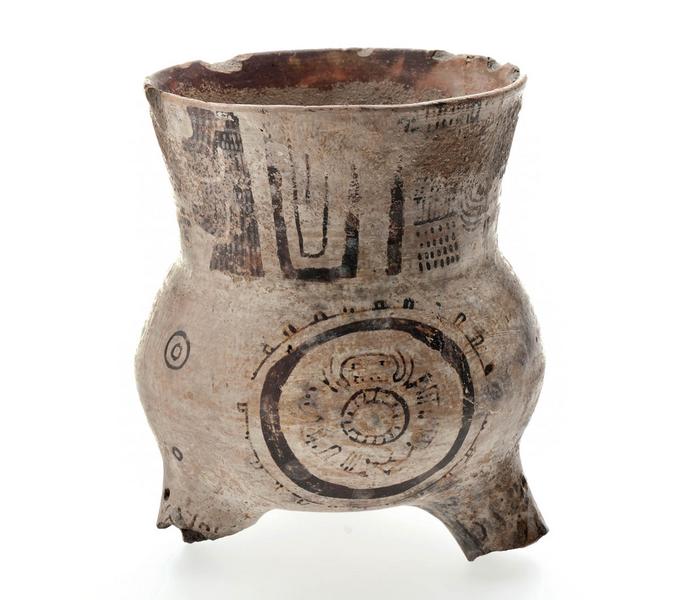 Vaso trípode negro sobre blanco