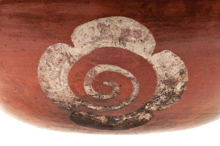 Detalle de cajete blanco sobre rojo 