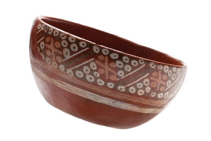 Cajete con cruces y puntos que simbolizan los rumbos