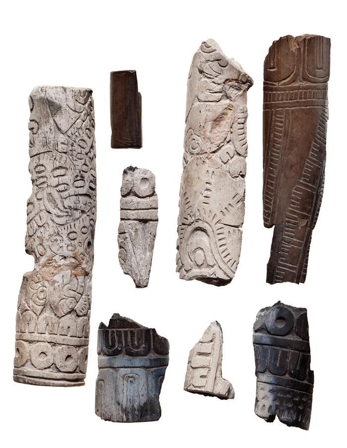 Lote de ocho fragmentos de hueso con diseños geométricos y simbólicos