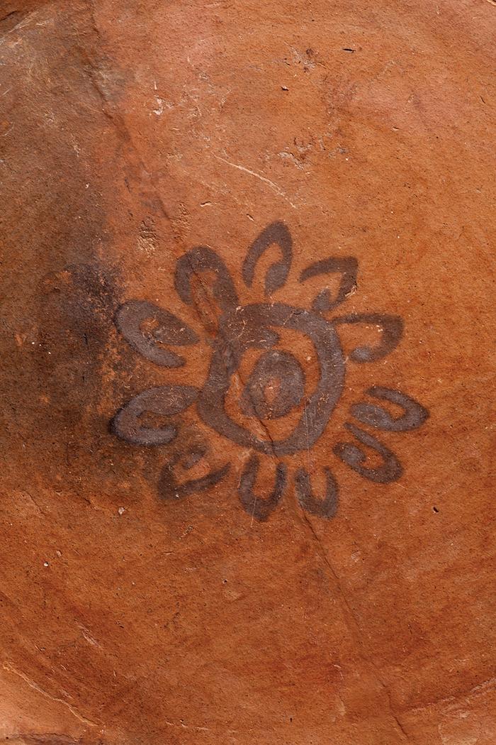Detalle de plato negro sobre anaranjado (Azteca III)
