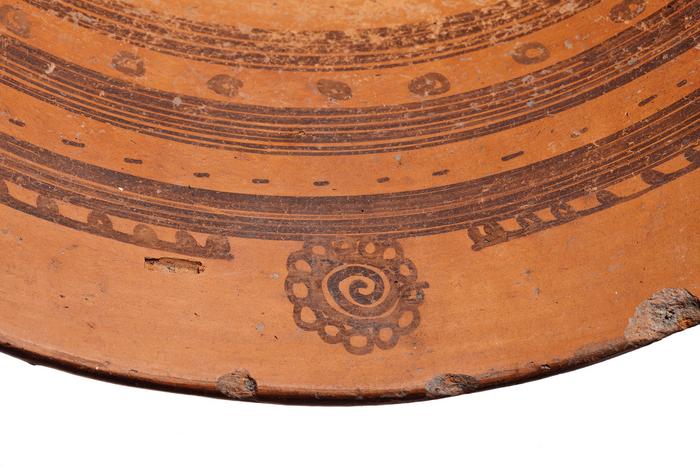 Detalle de molcajete trípode con vertedera