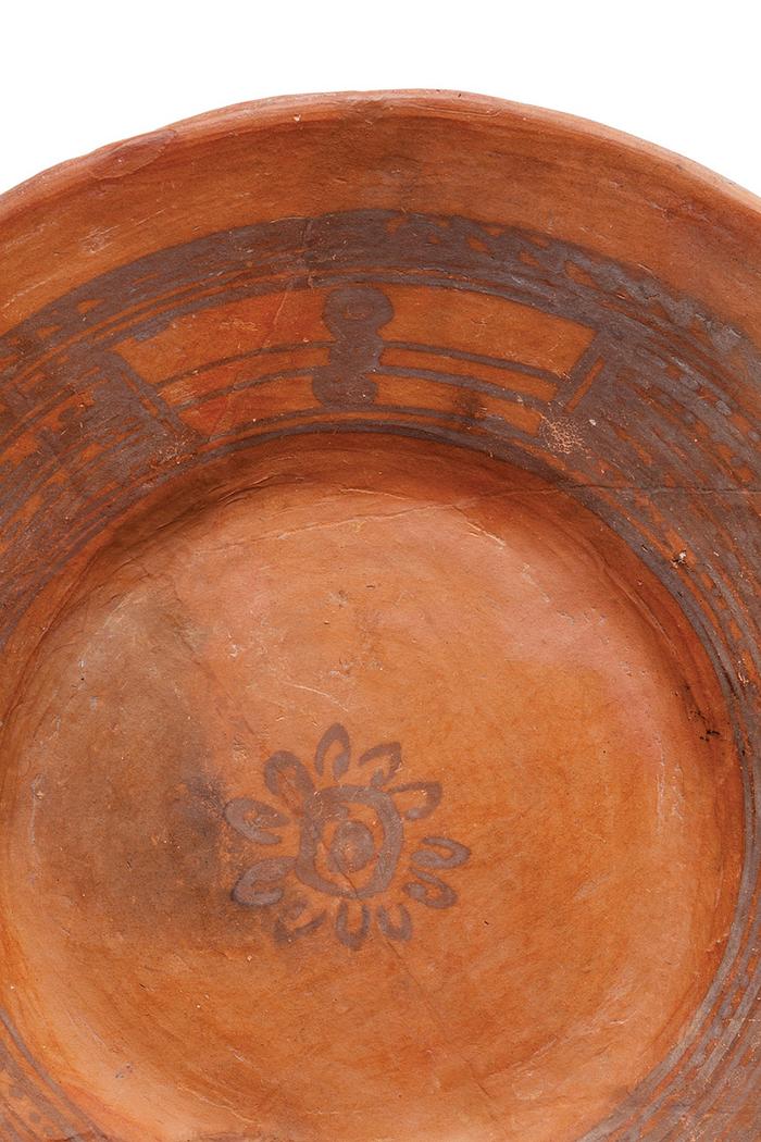 Detalle de plato negro sobre anaranjado (Azteca III) 