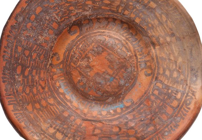 Detalle de plato negro sobre anaranjado (azteca II) 