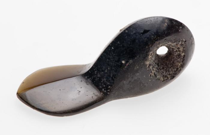 Pendiente de cabeza de pato tallada en obsidiana
