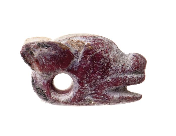 Cuenta zoomorfa cabeza de  perro en piedra blanca
