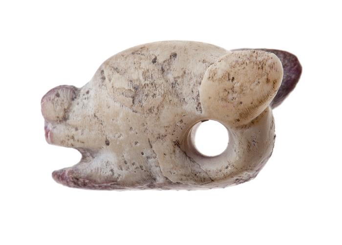 Cuenta zoomorfa cabeza de  perro en piedra blanca
