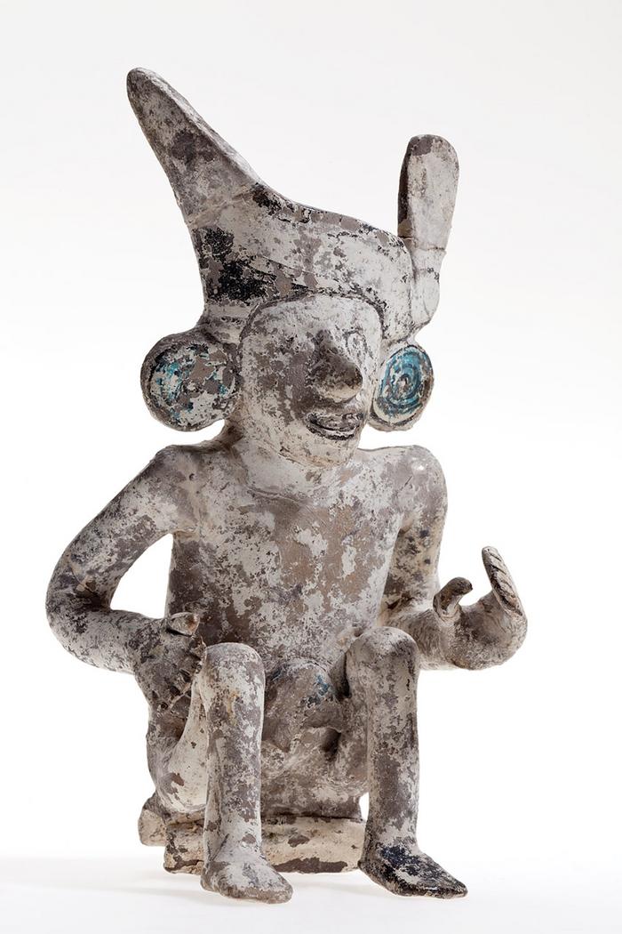 Vista frontal de figurilla antropomorfa masculina sedente