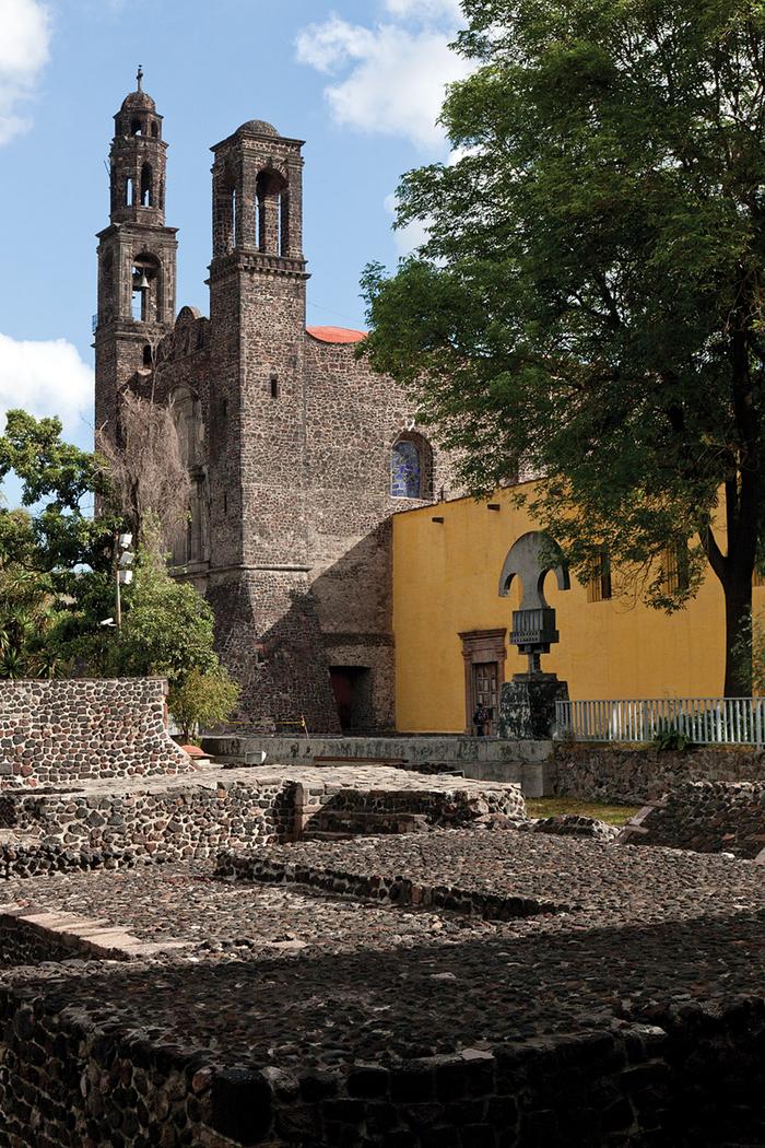 Fachadas de Iglesia de Santiago, Claustro de San Buenaventura y San Juan Capistrano, edificios del patio sur de la Zona Arqueológica Tlatelolco y Alushe de la Muerte