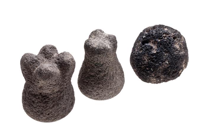 Lote de dos manos de metate y una esfera de tezontle 