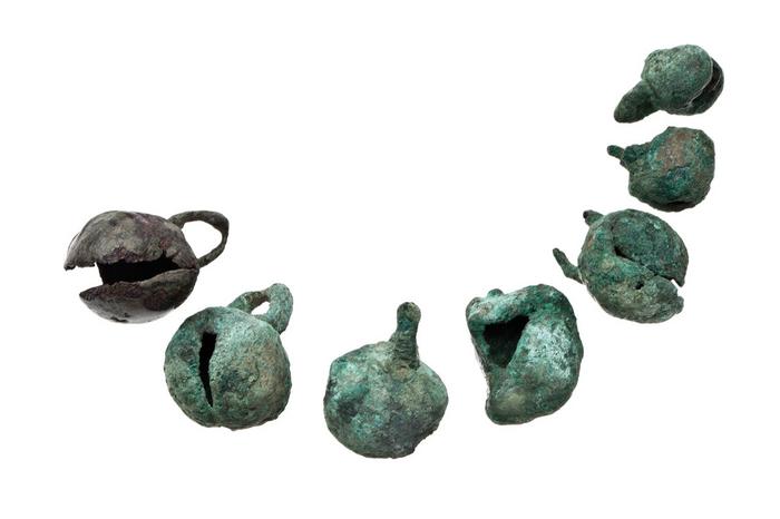 Lote de siete cascabeles de cobre