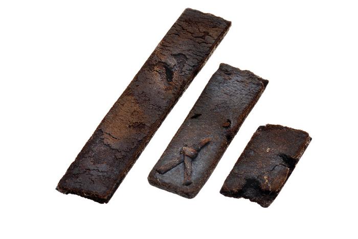 Lote de tres fragmentos de cuero