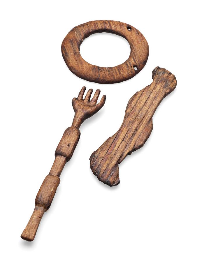 Lote de tres ornamentos de madera 