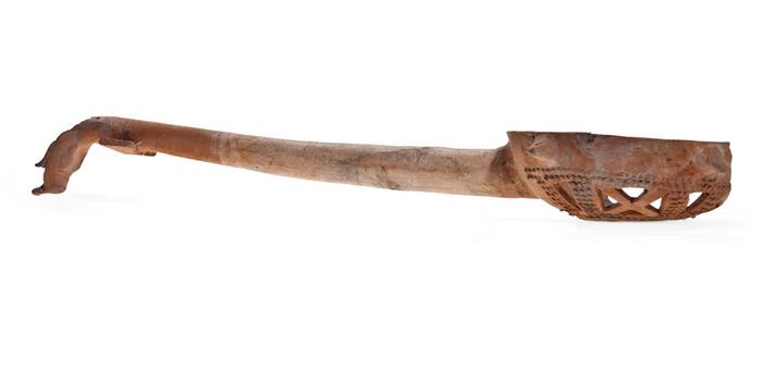Sahumador con remate de cabeza de serpiente
