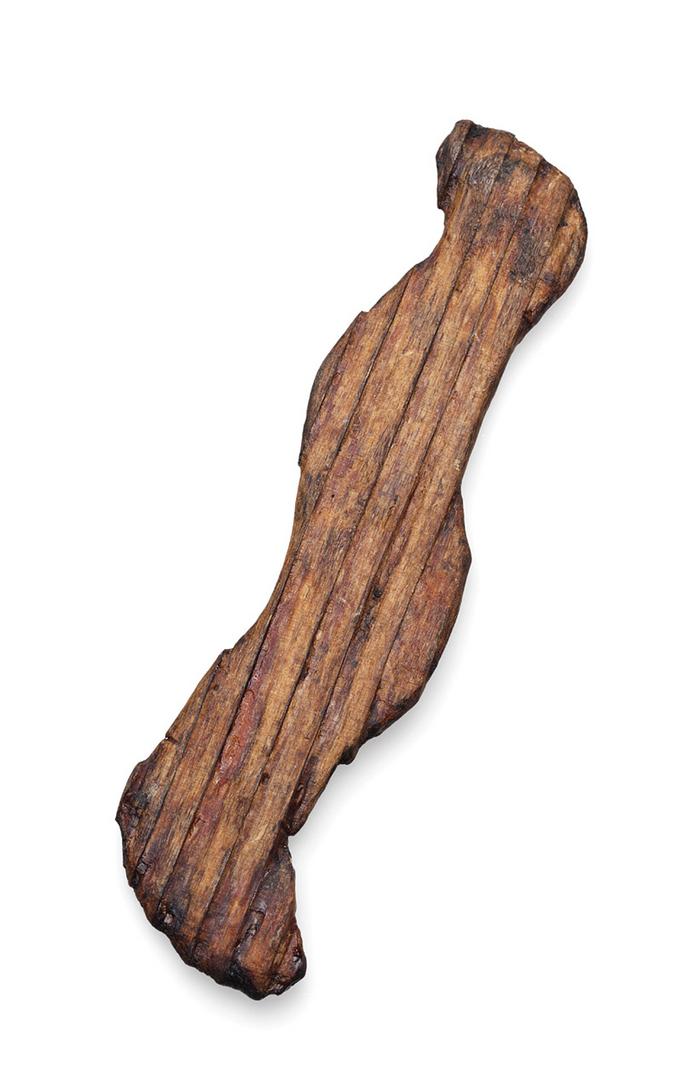 Ornamento con forma de serpiente en madera