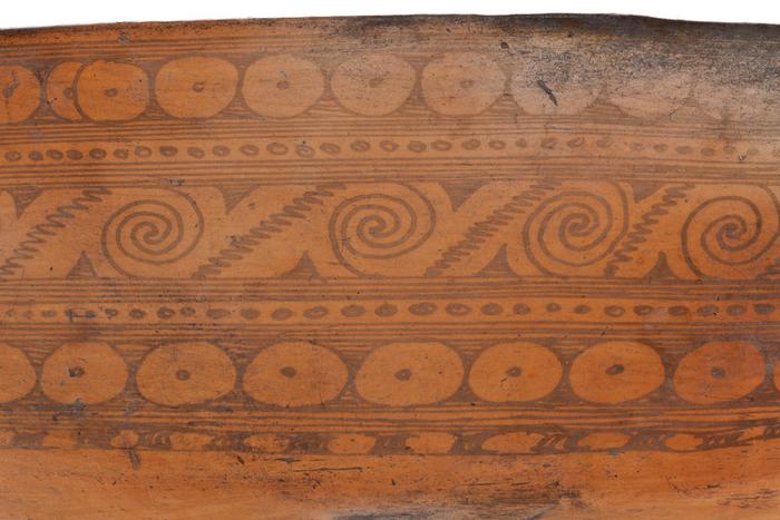 Detalle de decoración de cajete  negro sobre anaranjado 
