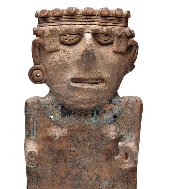 Detalle de escultura de cerámica del tipo galleta de Chalchiuhtlicue 